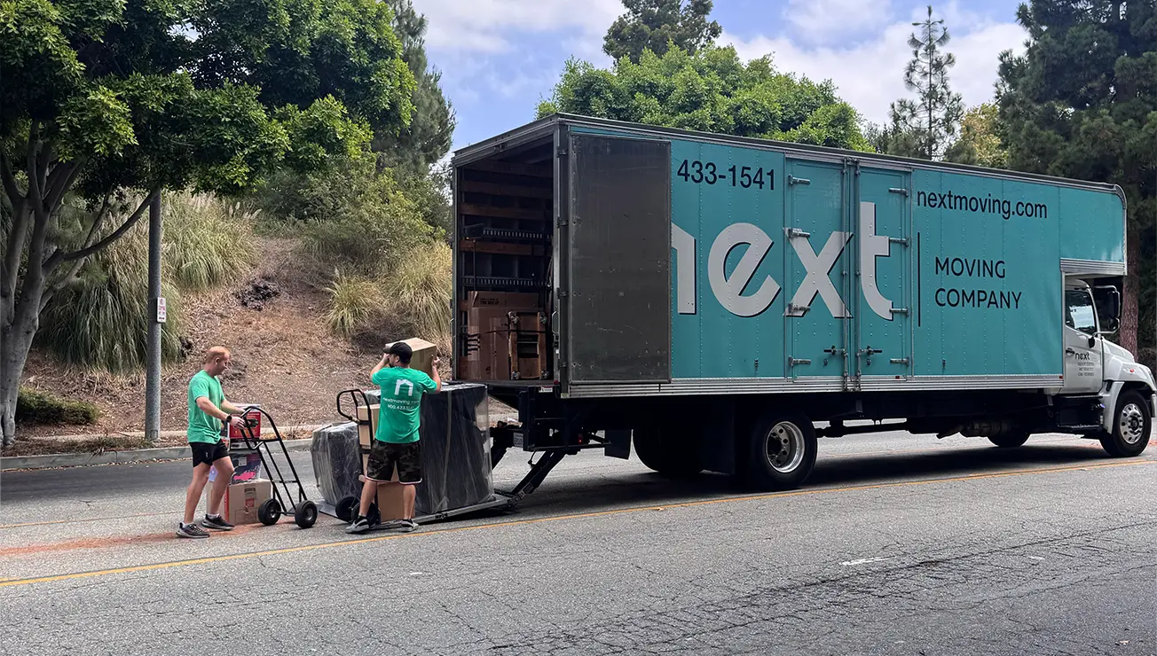 Customer tipping mover - how much to tip movers etiquette guide